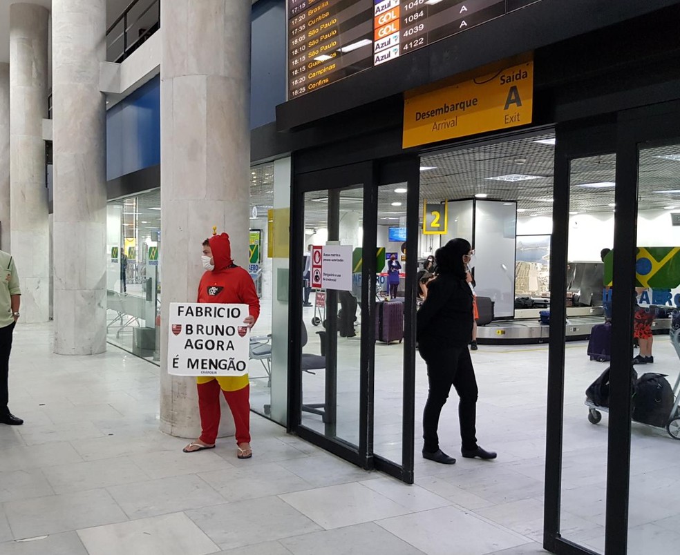 Chapolin, torcedor-s&iacute;mbolo do Flamengo, aguardava o zagueiro &mdash; Foto: Fred Huber