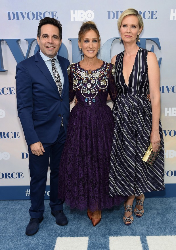 NEW YORK, NY - OCTOBER 04:  (l-R) Mario Cantone, Sarah Jessica Parker and Cynthia Nixon attend the "Divorce" New York Premiere at SVA Theater on October 4, 2016 in New York City.  (Photo by Jamie McCarthy/Getty Images) (Foto: Getty Images)