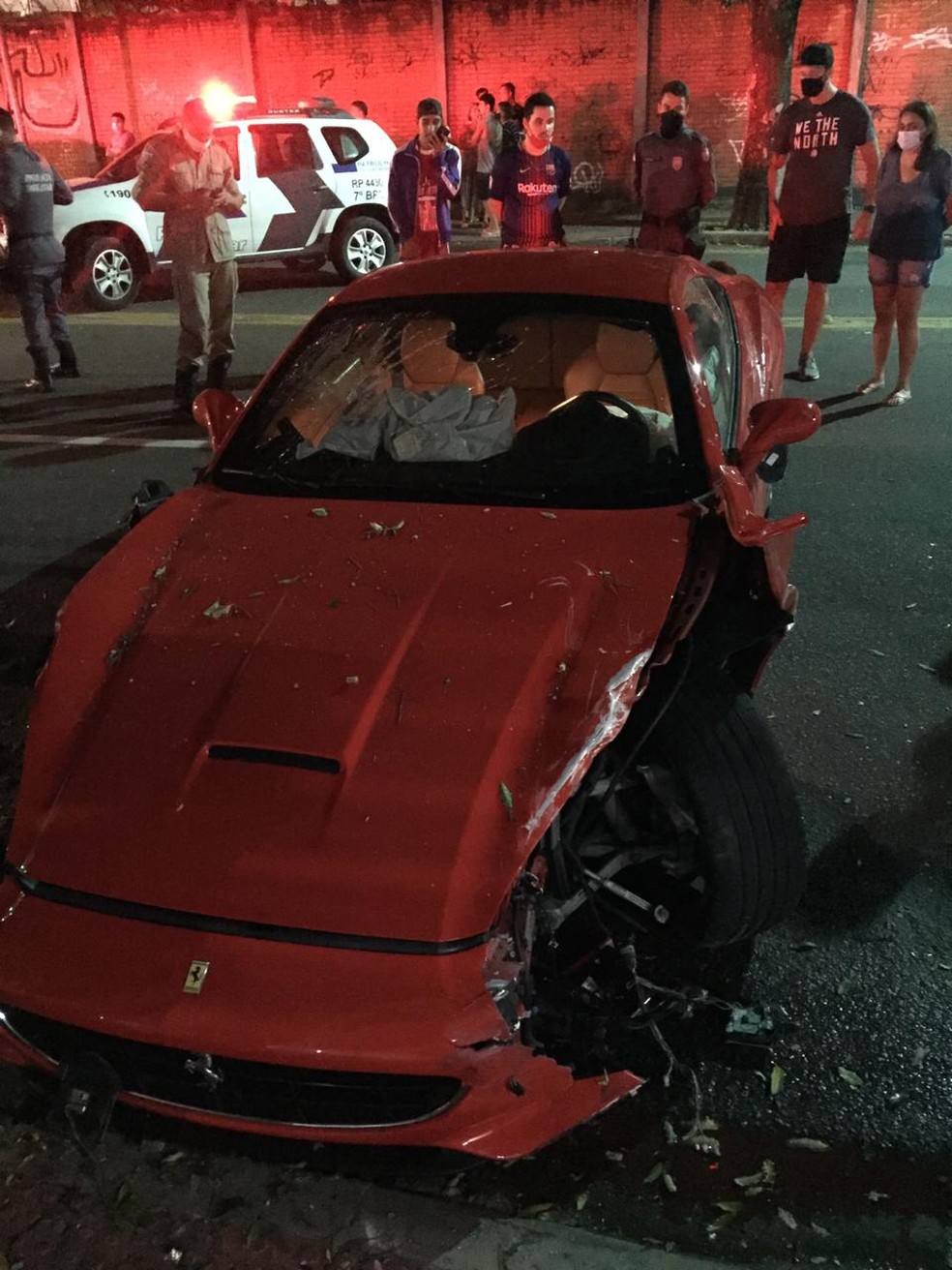 Ferrari envolvida em colisão ficou destruída em Jardim da Penha, em Vitória — Foto: Reprodução/Internauta