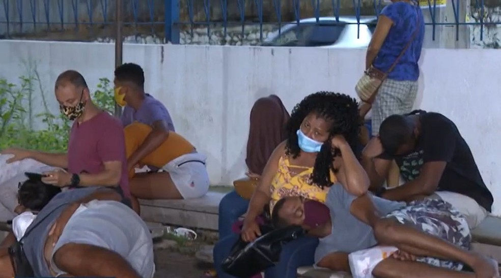 Com gripário e UPAs lotados, pacientes esperam atendimento deitados em bancos e no chão — Foto: Reprodução/TV Bahia