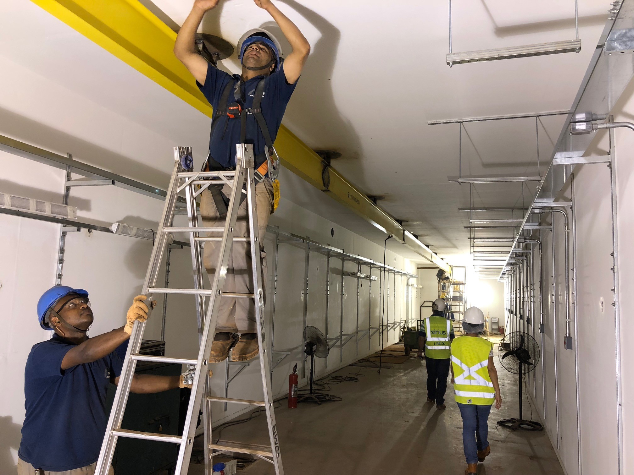 Trabalhadores realizam instalação no prédio do Sirius (Foto: Thiago Tanji)