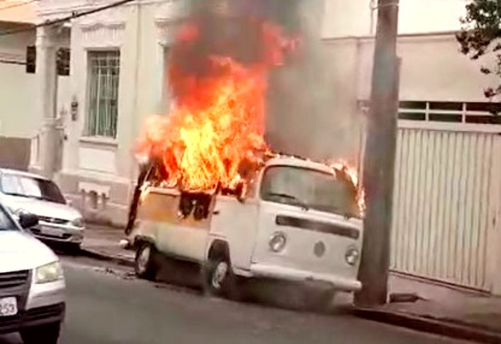 Incêndio destruiu a perua escolar no centro de Botucatu e ninguém se feriu — Foto: Arquivo pessoal