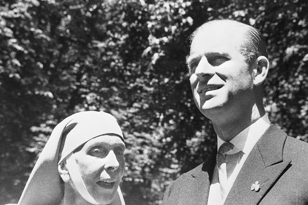 Prince Philip, Duke of Edinburgh, husband of Britain's Queen Elizabeth II, is shown in a reunion with his mother, Princess Alice of Greece. They met when both attended the marriage of Princess Margeritha of Baden and Prince Tomislavof Yugoslavia. The wedd (Foto: Bettmann Archive)