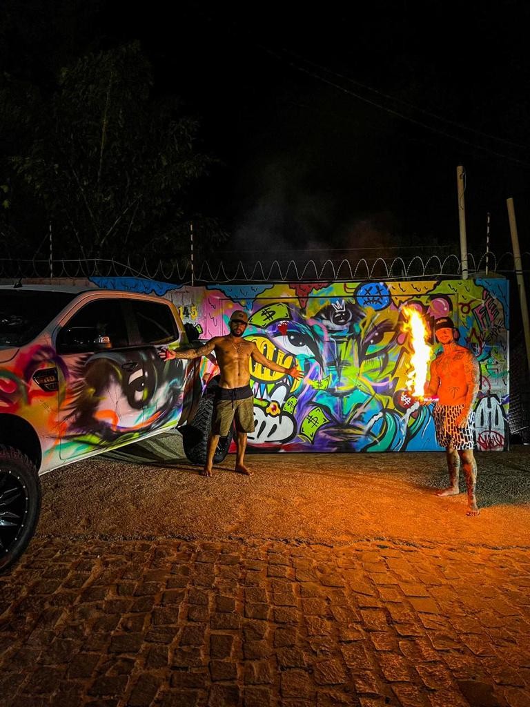 Portão e carro de Ítalo com a intervenção do artista plástico Rômulo Deu Cria (Foto: Arquivo Pessoal)
