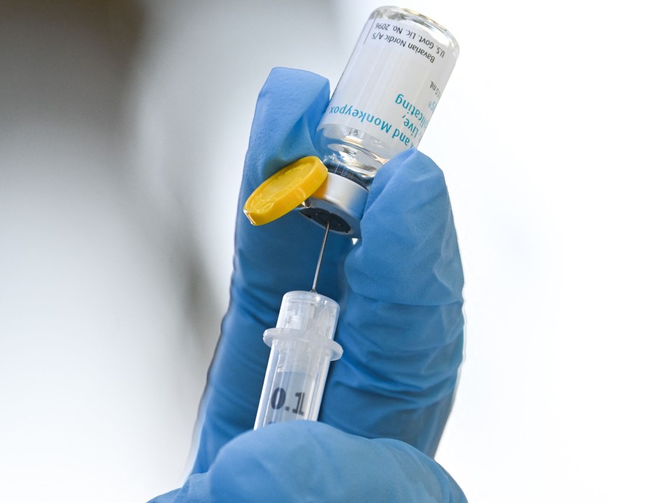 Profissional de saúde prepara uma dose da vacina contra varíola dos macacos (Monkeypox) em uma clínica em Los Angeles, Califórnia, EUA