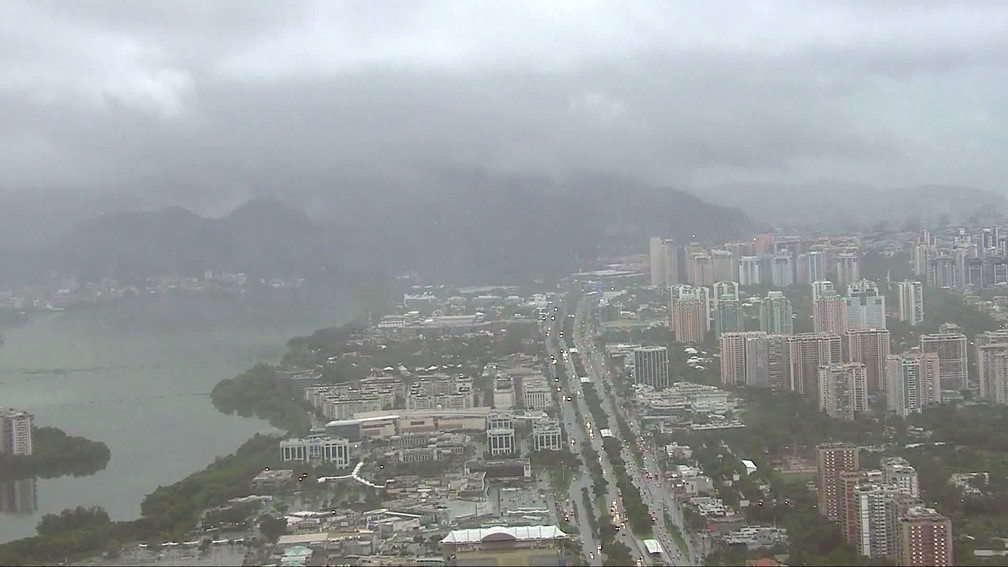 Tempo fechado na Barra da Tijuca, Zona Oeste do Rio — Foto: Reprodução/TV Globo
