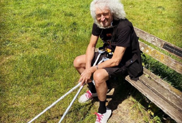 Brian May, guitarrista do Queen, de muletas após sofrer ataque cardíaco aos 73 anos (Foto: Instagram)