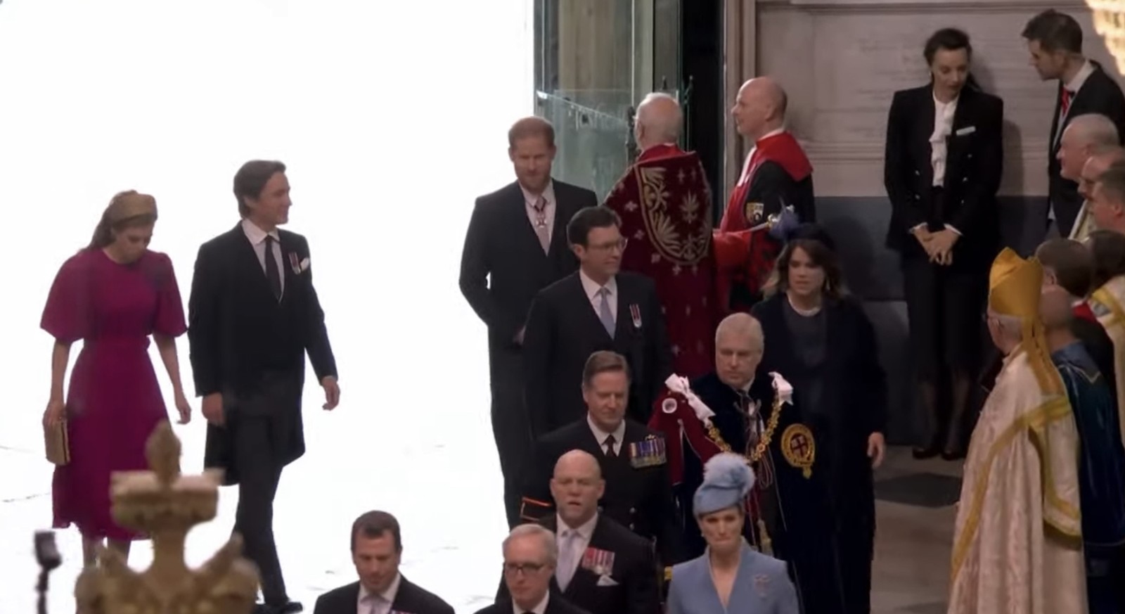 Príncipe Harry chega à Abadia de Westminster com seus primos — Foto: Reprodução