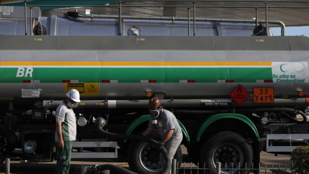 Caminhão abastece posto de combustível em Porto Alegre - frete - gasolina - posto - diesel  (Foto: Diego Vara/Reuters)