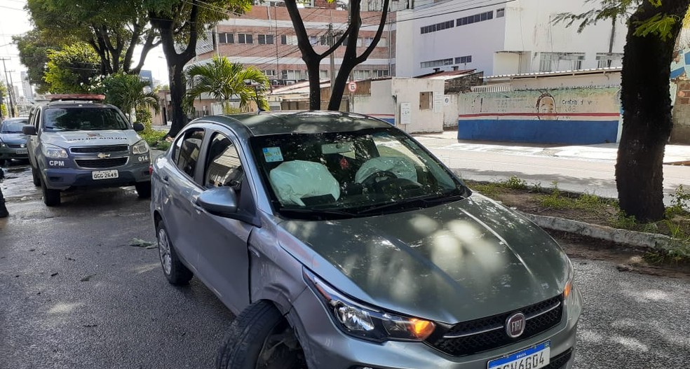 Bandidos bateram carro na Avenida Jaguarari — Foto: Kleber Teixeira/Inter TV Cabugi