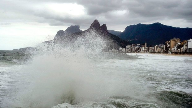 Rio de Janeiro - Frente fria provoca ressaca no mar. Praia do Arpoador, zona sul da cidade (Foto:  Tânia Rêgo/Agência Brasil)