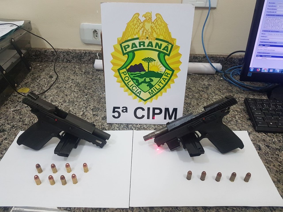 Polícia apreendeu duas armas de fogo com os suspeitos (Foto: Divulgação/PM)