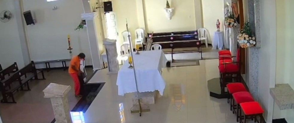 Suspeito furta urna de oferendas de igreja em Marcolândia, no Sul do Piauí — Foto: Reprodução