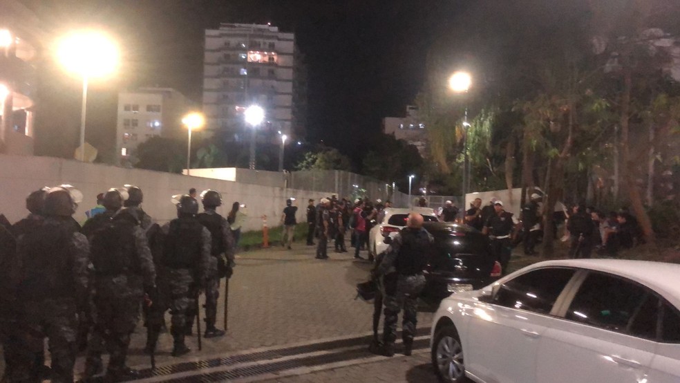 Torcida tenta invadir Maracan&atilde; antes de Flamengo x Corinthians &mdash; Foto: Raphael Zarko/ge