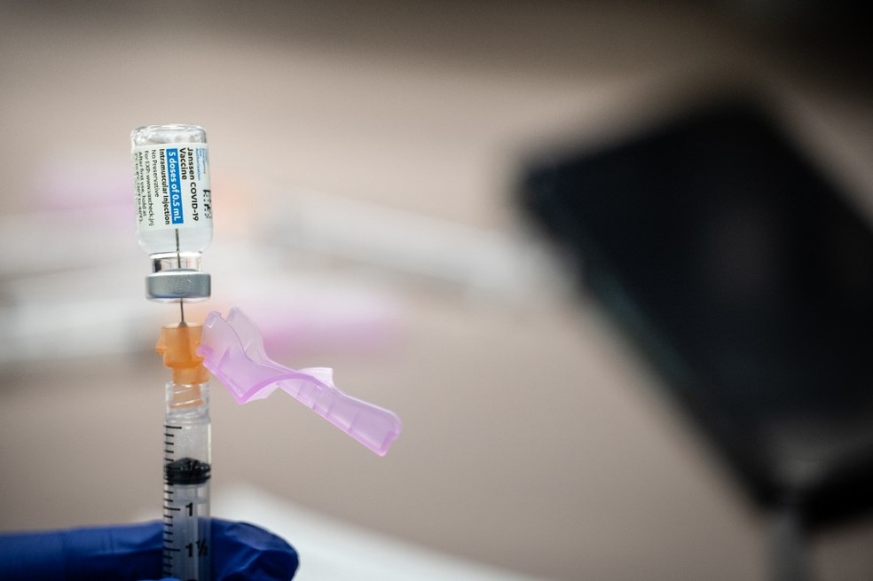 Seringa é enchida com vacina da Johnson durante imunização nos Estados Unidos — Foto: Jon Cherry/Getty Images via AFP