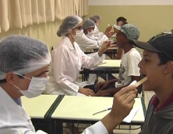 Dentistas fazem atendimentos em crianças em Araçatuba (Foto: Reprodução / TV Tem)