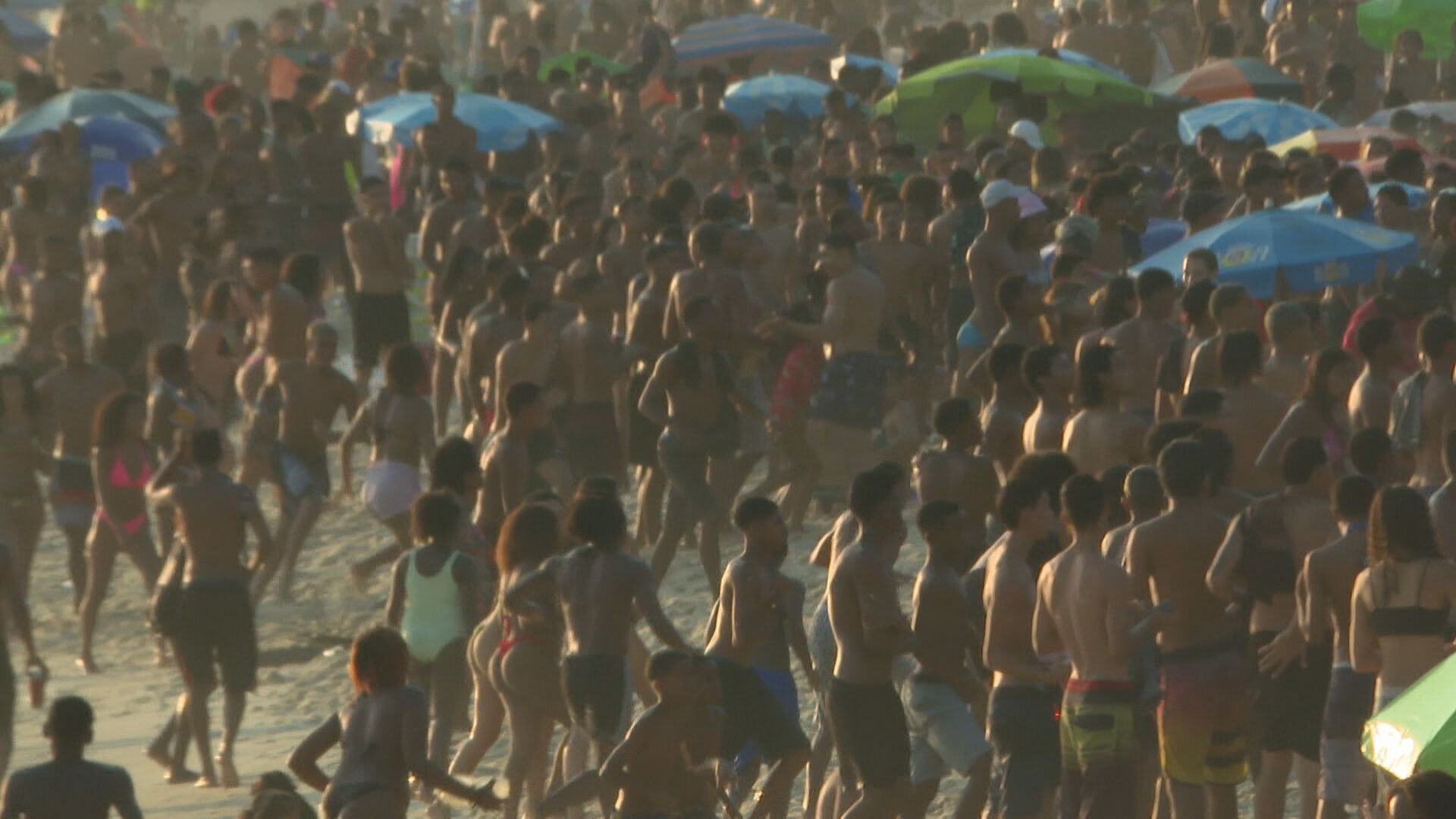 PM conduz mais de 80 pessoas para delegacias de Copacabana no fim de semana; duas ficaram presas
