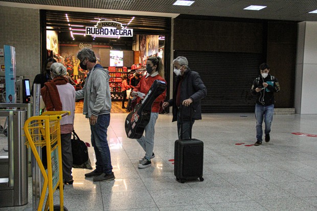 Caetano Veloso foi clicado no aeroporto Santos Dumont, no Rio de Janeiro (Foto: AgNews)