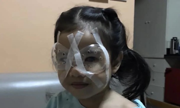 Menina passou por uma cirurgia recentemente (Foto: Kidspot)