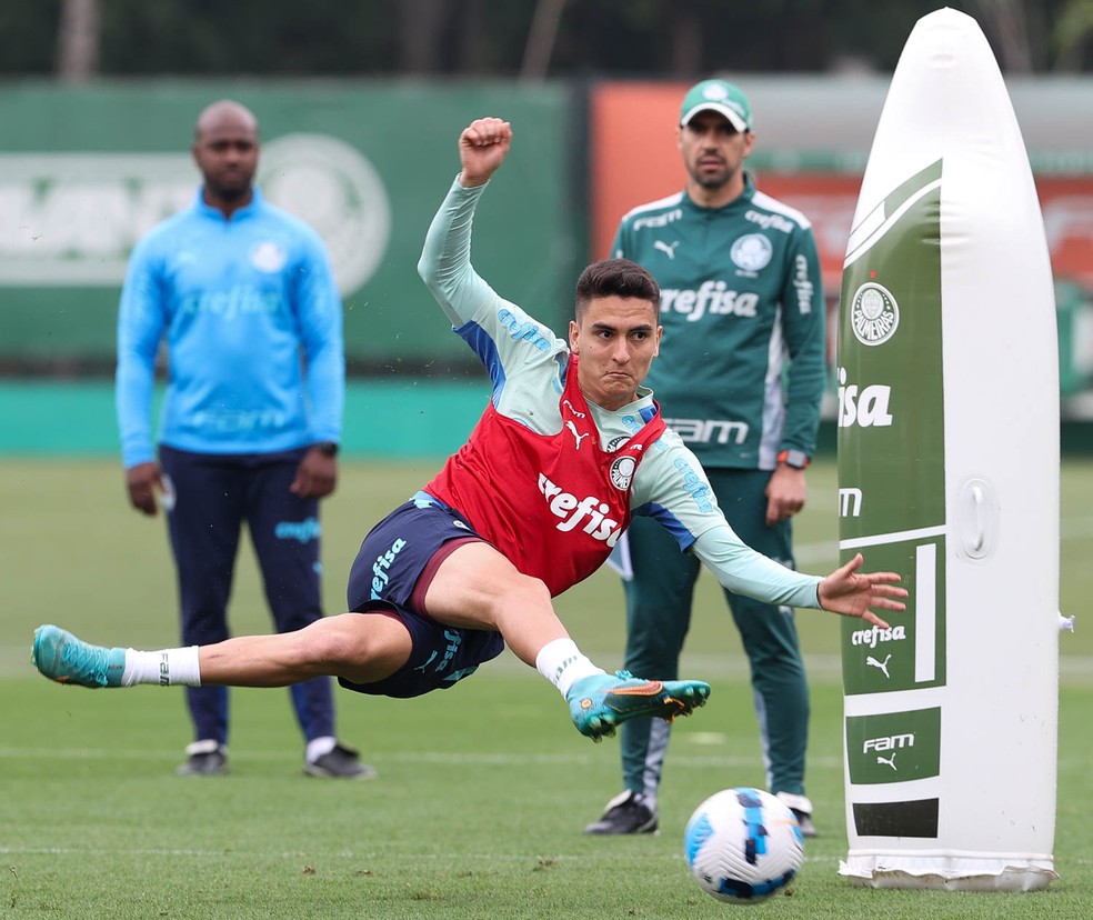 Atuesta sob olhar de Abel Ferreira em treino do Palmeiras — Foto: Cesar Greco