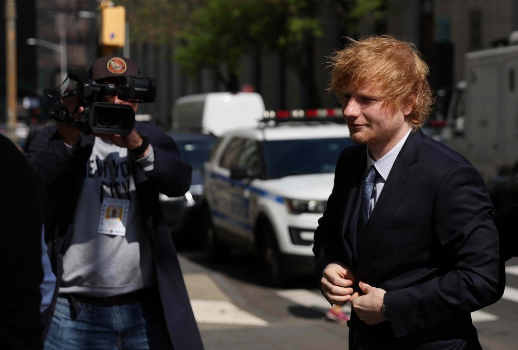 Ed Sheeran toca violão e canta em tribunal durante julgamento por suposto plágio de 'Thinking out loud'
