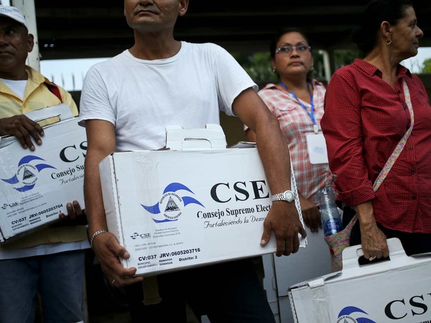 Funcionários carregam caixas com materiais da eleição em colégio eleitoral em Manágua  (Foto: AP Photo/Esteban Felix)