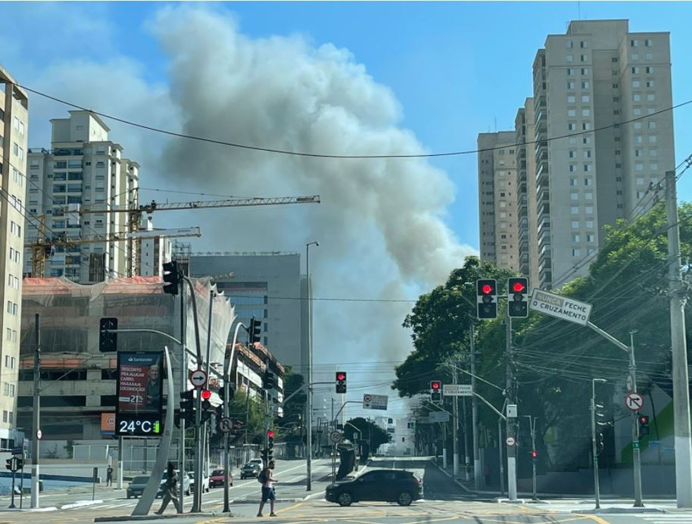 Fumaça do incêndio no prédio comercial pode ser visto mesmo distante do local onde as chamas estavam — Foto: Fernanda Calgaro/g1