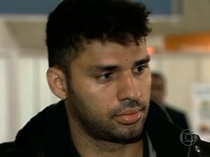Brasileiro David Miranda, de 28 anos, chegou ao país nesta segunda (19) (Foto: Reprodução / TV Globo)