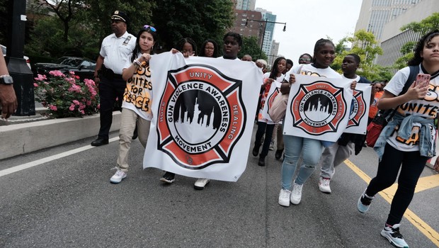 Protesto contra violência por armas de fogo em Nova Iorque, nesta quinta-feira (02/06) (Foto: Getty Images)
