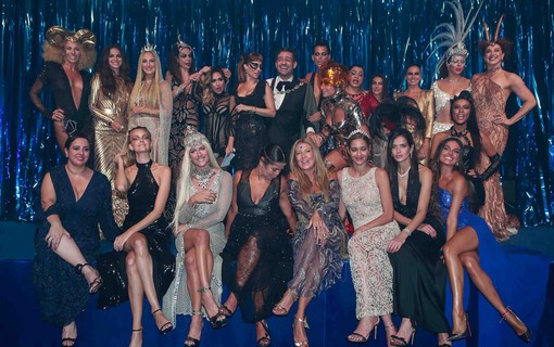 Time de famosos e a equipe Vogue em momento de descontração no Baile da Vogue