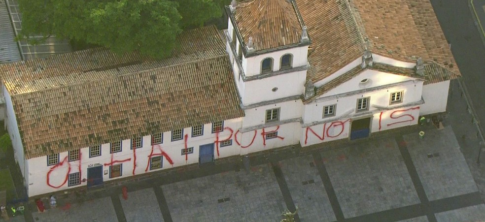 Fachada do Pateo do Collegio é pichada durante ato de vandalismo (Foto: Reprodução TV Globo)