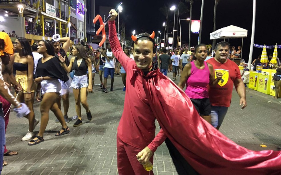 Diego Ramos, de 28 anos, escolheu o diabinho para curtir as fanfarras — Foto: João Souza/G1