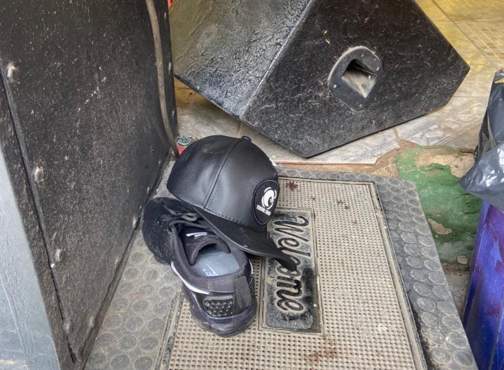 Boné e sapato usados por MC Boco ficaram no palco do show que ele fazia quando foi assassinado — Foto: Nathália Dielú/TV Globo