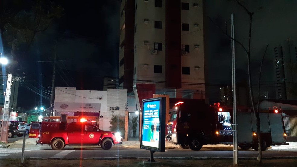 Incêndio atingiu prédio entre as avenidas São José e Amintas Barros — Foto: Sérgio Henrique Santos/Inter TV Cabugi