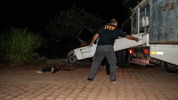 Vítima de homicídio na cidade São José de Mipibu, na região metropolitana de Natal (Foto: LEANDRO MACHADO/BBC)