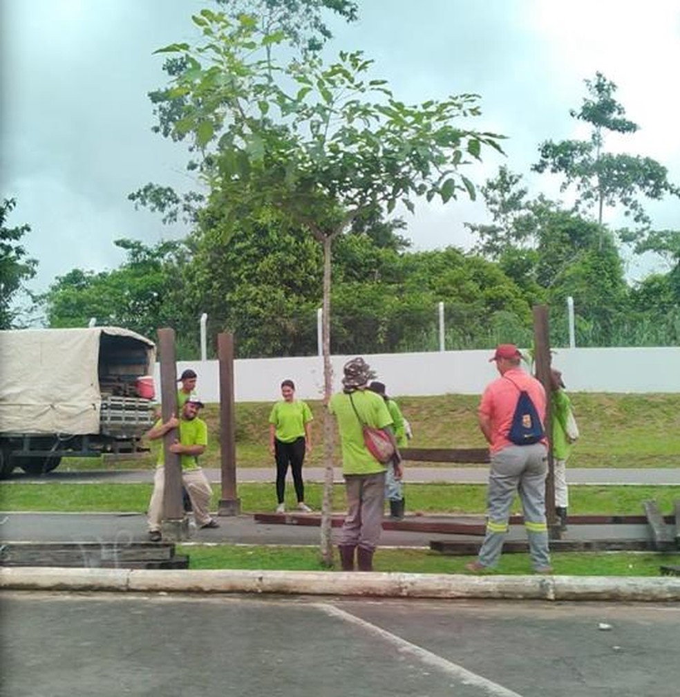 Equipes fizeram retirada de madeira e devem avaliar estrutura de outros pergolados em Rio Branco  — Foto: Francisco Progênio/Arquivo Pessoal
