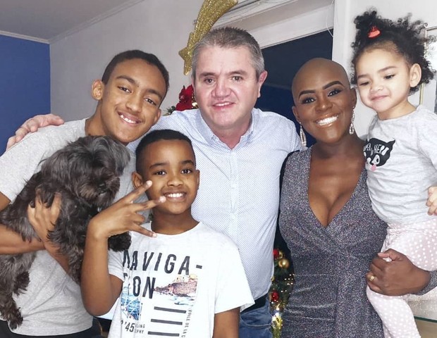 Angélica Ramos com o marido e os filhos no Réveillon belga (Foto: Reprodução/Instagram)