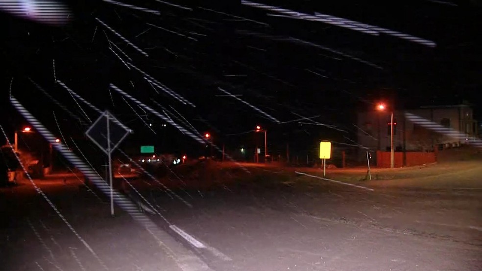 Serra catarinense registrou neve durante a noite de quarta-feira — Foto: Reprodução/ NSC TV