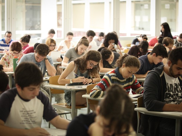 Candidatos a vagas do vestibular da Fuvest 2015 fazem a segunda fase da prova na Escola Politécnica da USP, em São Paulo (Foto: Caio Kenji/G1)