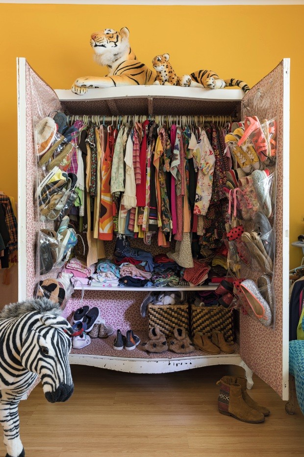 Novo uso. O armário antigo da família de Teka foi trazido do Rio de Janeiro e agora é usado como guarda-roupa pelos filhos do casal (Foto: Lufe Gomes / Editora Globo)