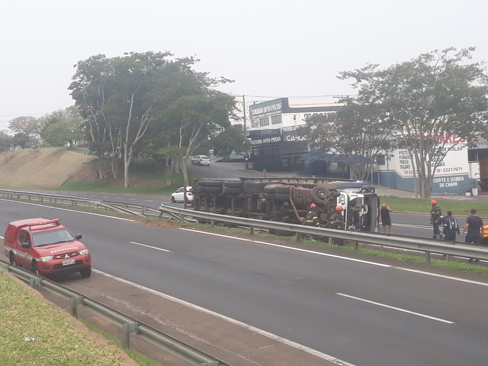 Caminhão tombou na Rodovia Raposo Tavares, em Presidente Prudente (SP) — Foto: Fernando César Eschevano