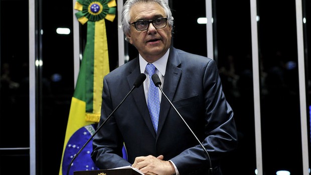 Ronaldo Caiado faz sua pergunta à presidente Dilma Rousseff durante o julgamento do impeachment (Foto: Edilson Rodrigues/Agência Senado)