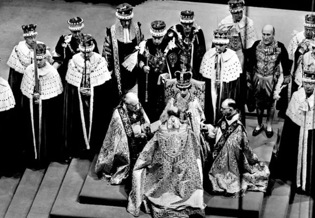 Mais de 20 milhões de pessoas assistiram à coroação da rainha na televisão em 2 de junho de 1953 (Foto: PA MEDIA via BBC)