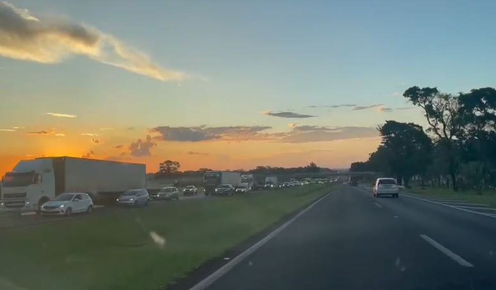 Trânsito na rodovia Washington Luís em Araraquara ficou lento após carro capotar — Foto: Matheus Teixeira/EPTV