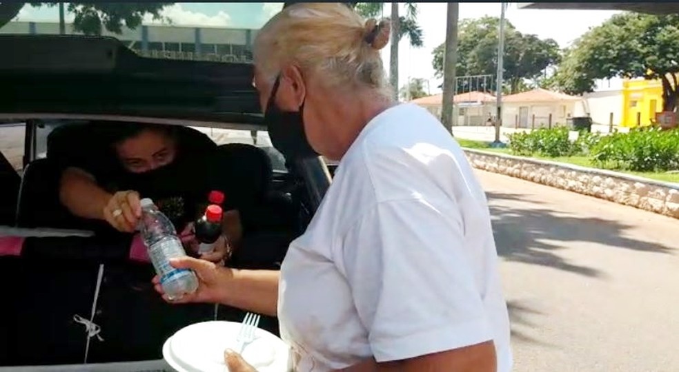 Água, comida e refrigerante são doados aos moradores de rua em Boituva — Foto: Arquivo Pessoal