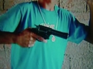 Garoto de 14 anos ostenta arma em foto achada em celular, em Catalão (Foto: Reprodução/ TV Anhanguera)