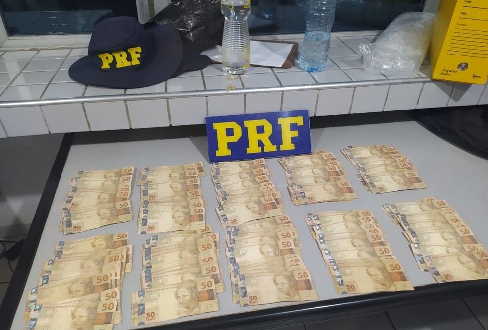 Dinheiro apreendido pela PRF — Foto: Polícia Rodoviária Federal/Divulgação