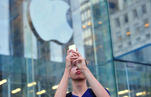 Fã da Apple em frente à principal loja da empresa, na Quinta Avenida, em Nova York, no dia do lançamento dos iPhones 5C e 5S. (Foto: Stan Honda/France Presse)