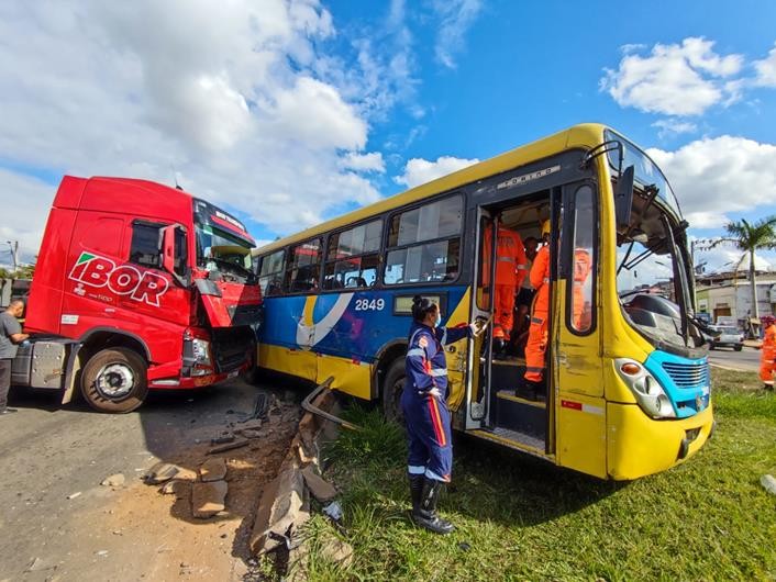 Acidente entre carreta e ônibus urbano deixa 4 feridos em Muriaé