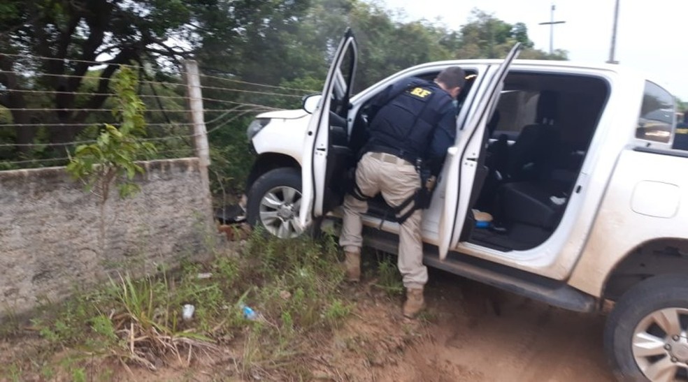 Assaltantes bateram caminhonete roubada durante perseguição na Grande Natal — Foto: PRF/Divulgação